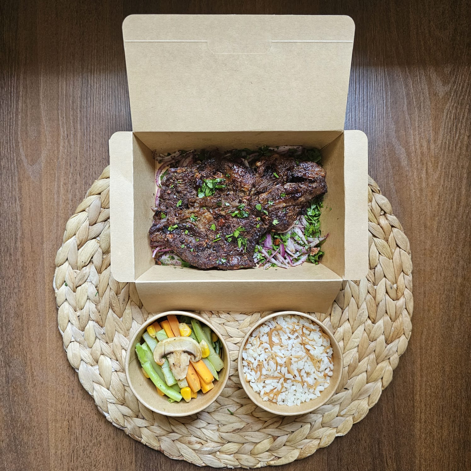 Grilled Entrecôte with vermicelli rice and sauteed veggies