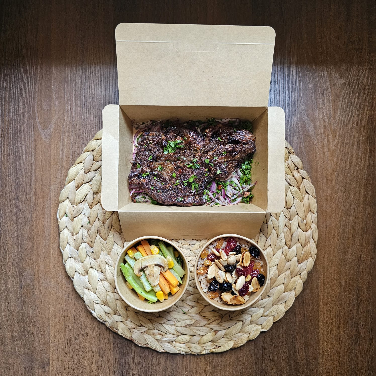 Grilled Entrecôte with cinnamon rice and sauteed veggies