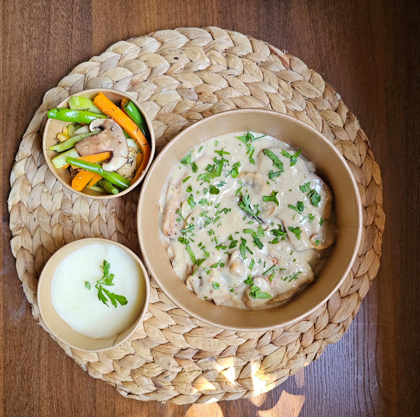 Piccata mushroom chicken with mashed potato and sautéed vegetables