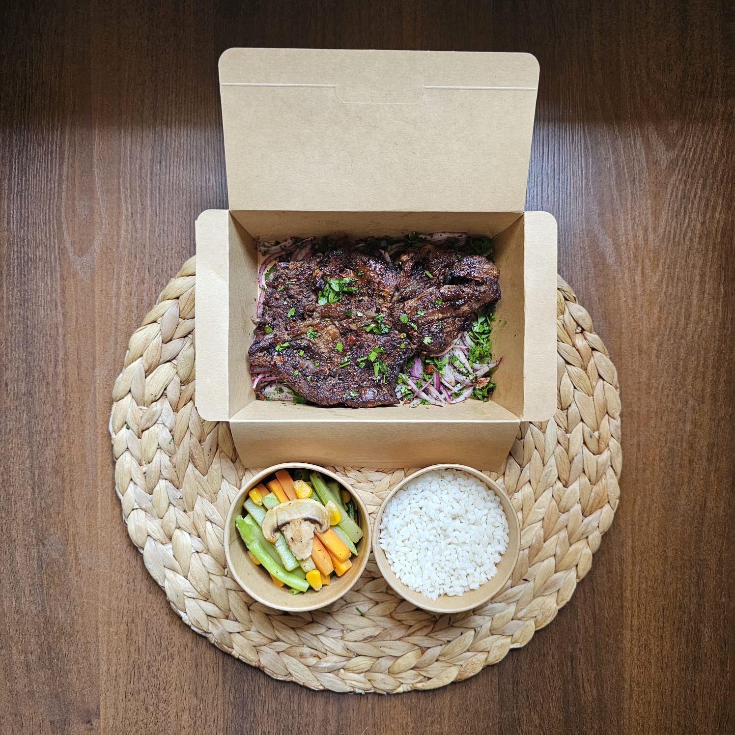 Grilled Entrecôte with white rice and sauteed veggies